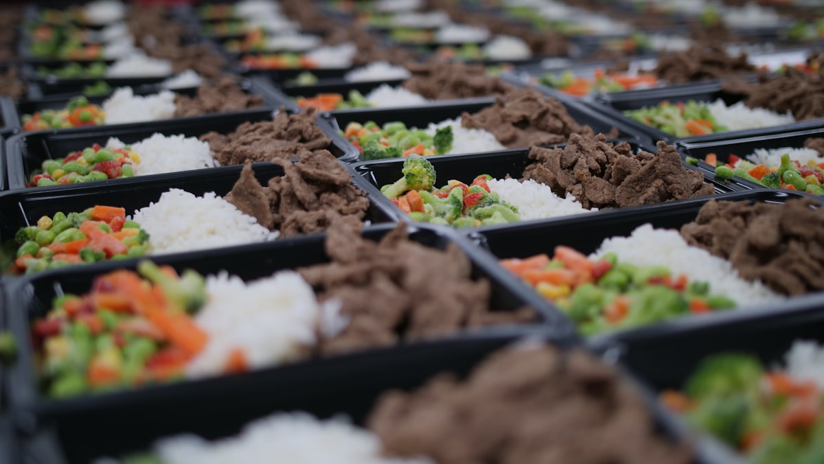 Sarapan sehat dengan oat, buah, dan granola