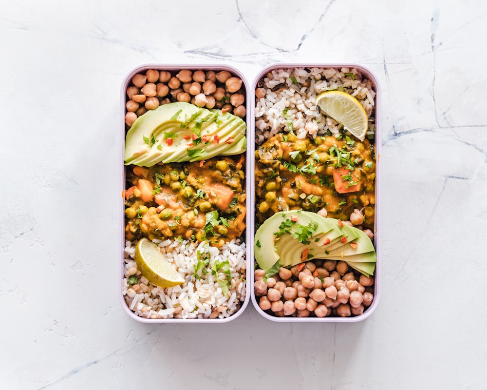 Salad sayuran hijau segar dengan protein